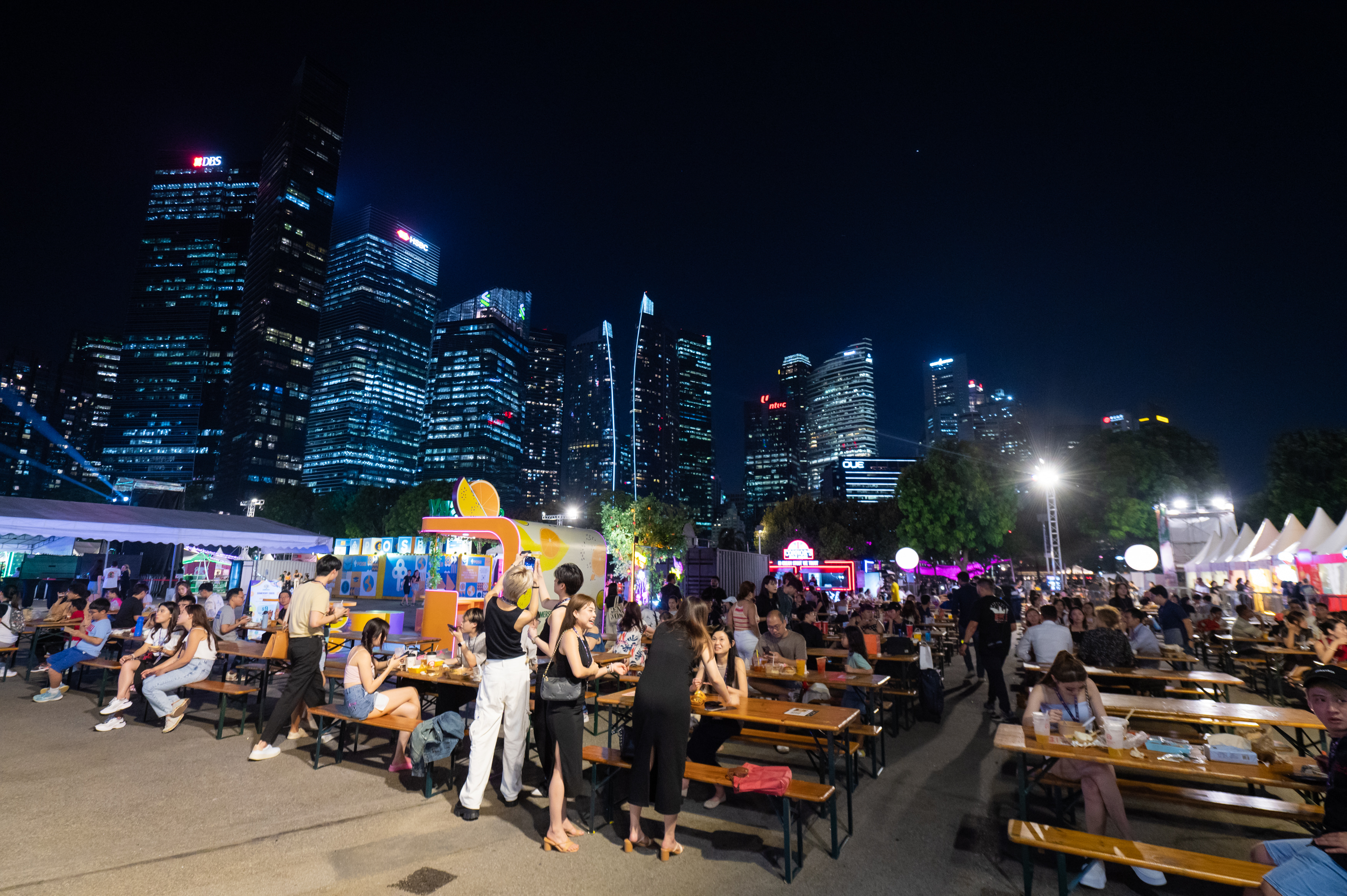 Marina Bay Transforms into a Dazzling Wonderland as i Light Singapores New Wave Festival Returns